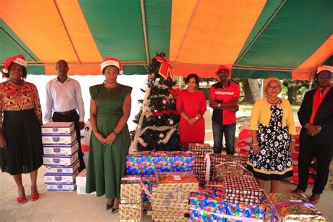 Fêtes de fin d année les enfants des pouponnières publiques gâtés par le père Noël Abidjan