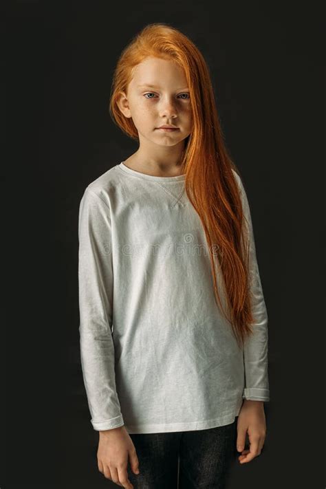 Portret Van Een Ernstig Meisje Met Een Lang Rood Haar Geïsoleerd Op Zwart Stock Foto Image Of
