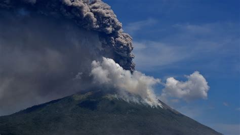 Thousands Forced To Flee After Volcano Erupts In Eastern Indonesia