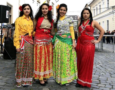 Modern Day Romanian Gypsy Roma Girls Boho Hippie Estilo Hippie Boho