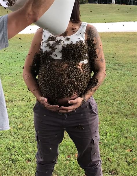Pregnant Woman Covers Her Bump In Bees This Is How A Bee Keeper Does A Pregnancy Photo Shoot