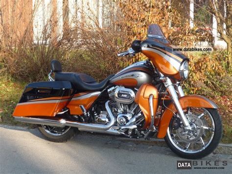 This amazing 2011 cvo street glide has a gorgeous paint scheme and all the great cvo features you've come to expect from. 2011 Harley Davidson Screamin Eagle CVO Street Glide FLHXSE2
