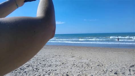 Spiaggia Di Nudisti E Nudiste Senza Vergogne Ma Vestiti YouTube