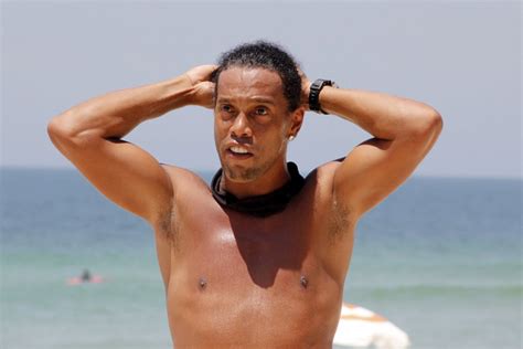 Ronaldinho G Ucho Se Diverte Jogando Futev Lei No Rio Ofuxico