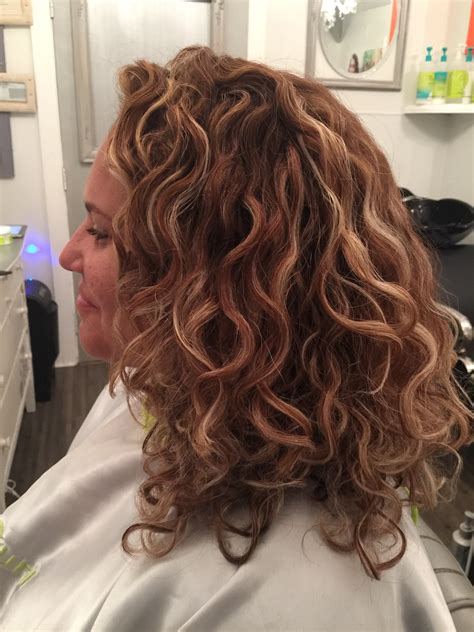 This style preserves the integrity of your classic brown locks while still adding a little something extra in the form. Pintura Highlights the Color Method for Curly Hair ...