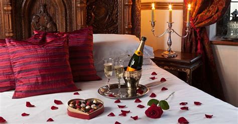 A romantic bedroom just for the best couple. #25 Romantic Bedroom Ideas for Valentine's Day - The Sleep ...