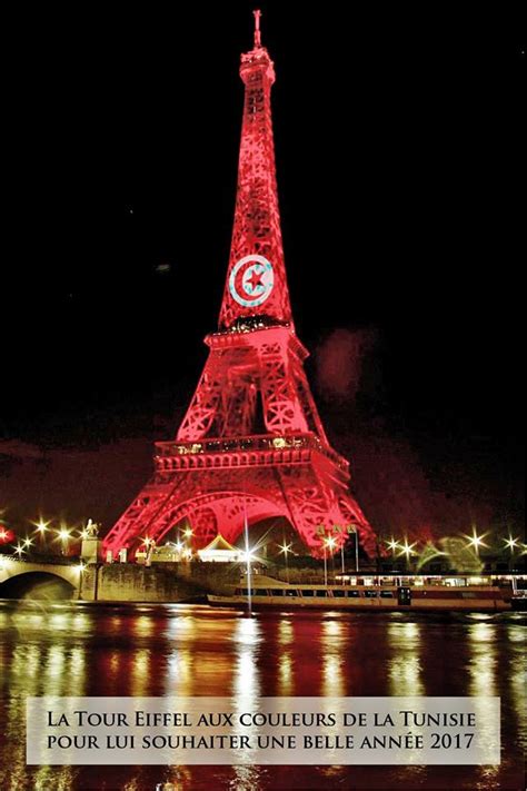 C'est après avoir gravi les 1710 marches qui mènent alors au sommet de la tour, qu'ils déploient le drapeau français célébré par 21 coups de canon. La photo du Jour : la Tour Eiffel aux couleurs de la Tunisie