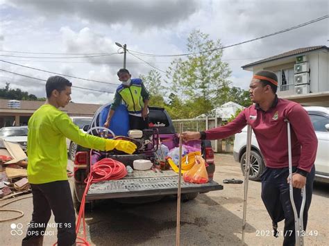 Apalagi pagi ini, di instastory maia estianty langsung mengunggah foto cantik dengan outfit seperti layaknya orang mau pergi ke kondangan pernikahan. Masya Allah, foto petugas banjir ini tular di medsos, terasa malu dengan dia… - Haliabara media