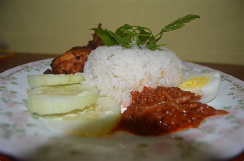 Nasi lemak adalah antara makanan yang paling digemari di malaysia. Cheq Da: Nasi Lemak Ayam goreng Berempah...