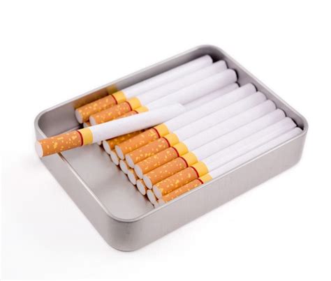 Cigarrillos En Caja Metálica Aislado Sobre Fondo Blanco Foto Premium