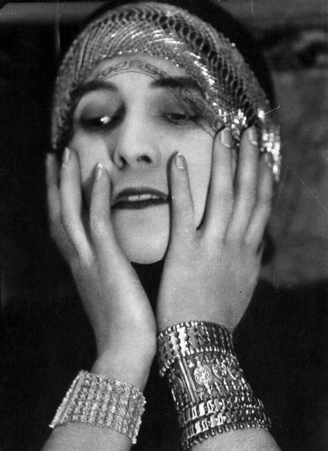 10 Fabulous Pictures Of Womens Jewellery From The 1920s 1920s