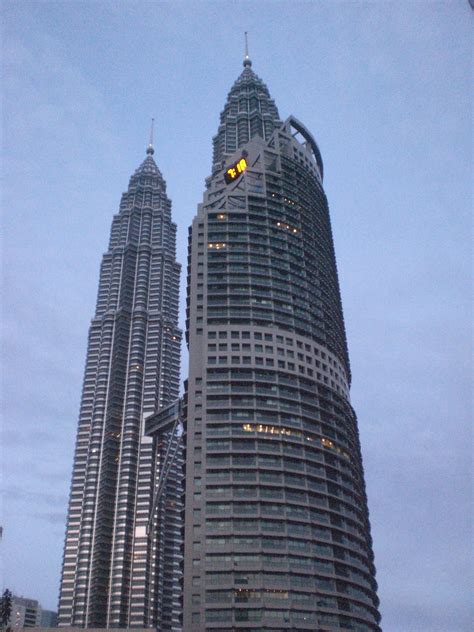 Memiliki ketinggian 828 m dibangun di kota dubai uniemirat arab memiliki 163 lantai, dibangun pada tahun 2010. Petronas Twins Tower, Menara Kembar Tertinggi di Dunia ...