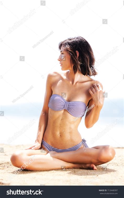 Sexy Girl Bikini Sunbathing On Beach Stok Foto Raf