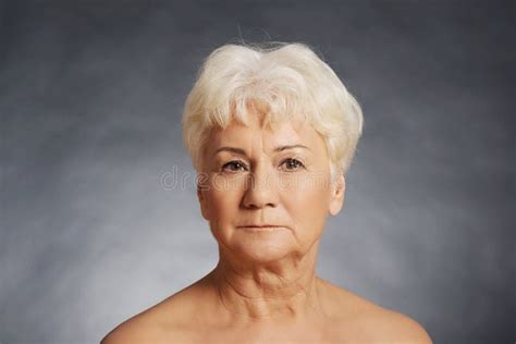 Ritratto Di Una Donna Nuda Anziana Fotografia Stock Immagine Di Persona Pulito