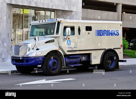 Camion De La Brinks Sécurité Blindée Photo Stock Alamy