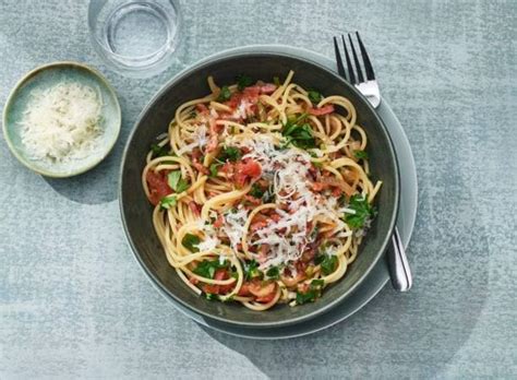 Spaghetti Met Spekjes Tomaat En Peterselie Recept Allerhande