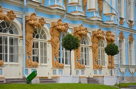 In den 300 jahren seit seiner errichtung wurde der palast von verschiedenen architektonischen einflüssen geprägt und während. Katharinenpalast mit Bernsteinzimmer bei St. Petersburg