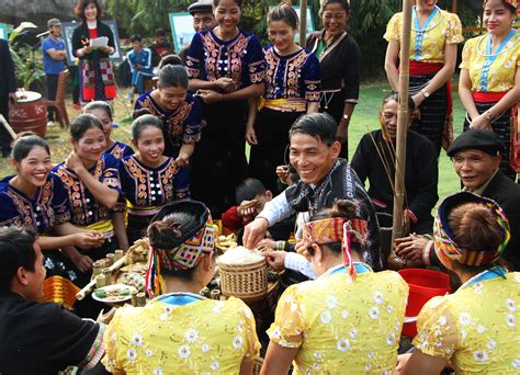 Hanoi culture-tourism village hosts ethnic people’s spring-welcoming
