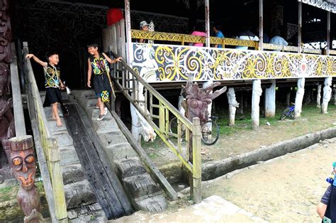 Blog tentang rumah adat, baju adat, upacara, permainan, senjata tradisional, serta tarian dan lagu daerah di indonesia. Rumah Adat Kalimantan Timur | Rumah Panjang Tradisional ...