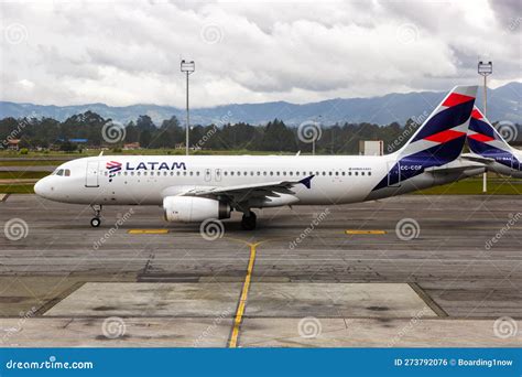 Avión Latam Airbus A320 En El Aeropuerto Medellín Rionegro De Colombia