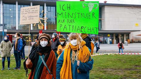 Demo Am Weltfrauentag 400 Menschen Gehen In Würzburg Auf Die Straße