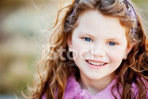 야외에서 아름 다운 어린 소녀의 초상화 스톡 사진 Freeimages
