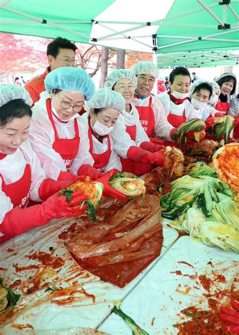 사회기성용 축구선수 성폭행, 전혀 8김치를 '파오차이'라 부른 함소원…중국인 시모 이해하라고. '찍습니다~김치~' 한국당 서울시당 김장 봉사활동-국민일보