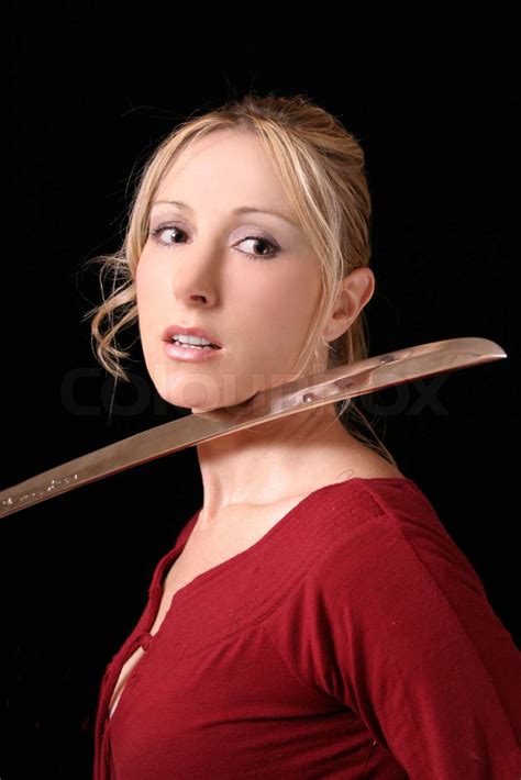 Junge Womanfighter Oder Opfer Mit Messer In Den Hals Geschlagen Stock