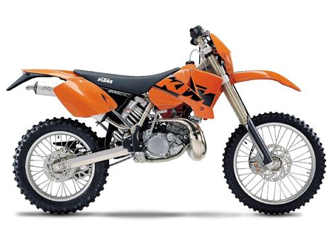 The 200 attempts to combine the agility of a 125 cc class motorcycle with the power of a 250 cc. KTM 200 EXC (2003) - 2ri.de