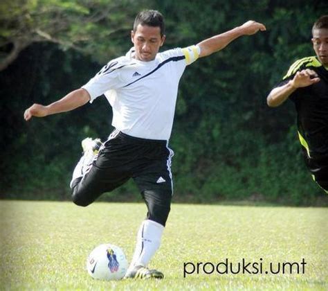 Sepak bola merupakan olahraga yang menggunakan bola yang pada umumnya terbuat dari bahan kulit. Pemain Bola sepak Terengganu maut, Anak dan isteri cedera ...