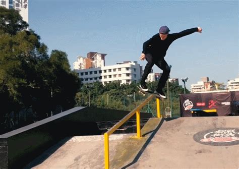 If you've ever seen a shot where a background warps impossibly, expanding or constricting around a character, you've seen a dolly zoom. Osmo Mobile 2: Unboxing and What's New - DJI Buying Guides