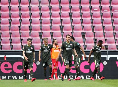 Ádám szalai er en ungarsk fodboldspiller, som blev født den 9. Szalai Ádámmal a soraiban játszott döntetlent a Mainz - videó