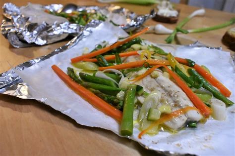 Te proponemos cocinar un bacalao en papillote con zanahorias, ¡una opción súper saludable que también puedes llevar a la oficina en una tartera! Receta de lomos de lubina al papillote con verduras ...