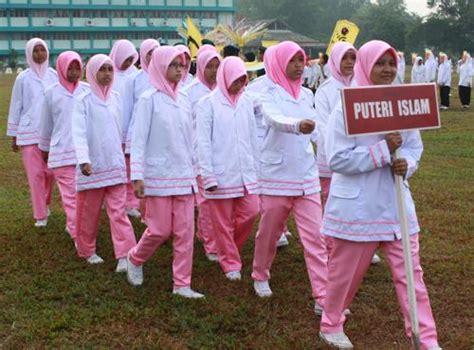 Dalam perkembangannya kita tidak dapat menafikan pengaruh filsafat yunani terhadap filsafat islam. puteri islam | Pasukan Puteri Islam ketika lintas hormat ...