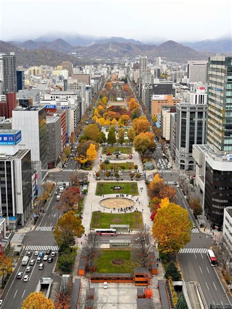 洛杉磯今時今地」（la here and now）為一地方運動，結合都市規劃、科技與公民參與，該組織成 員 奧特 萊 （ christine outram）為此設計出兩階段活動，希望克服駭客馬拉松熱情有餘、 續航力不足的問題。 東京奧運馬拉松路線獲批准 將採非典型路線繞行札幌市3圈：朝日新聞中文網
