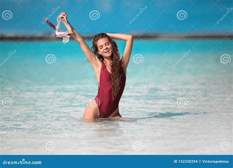 Modello Sexy Sulla Vacanza Della Spiaggia Condizione Felice Della Maschera Dello Scuba Della