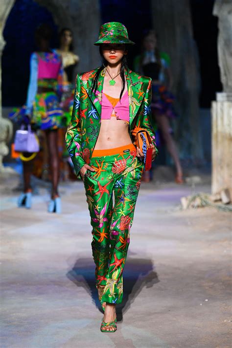 The song in the chanson style, popular in the early years of the contest. VERSACE / Milão / Verão 2021 // Desfiles // FFW