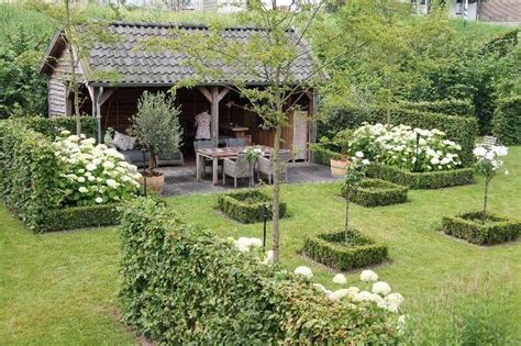 Een landelijke tuin is prima te combineren met talloze smaken en stijlen. Afbeeldingsresultaat voor landelijke tuin met hortensia ...