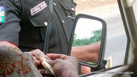 Thelema Photos Nigerian Police Officers Caught On Camera Taking Bribe
