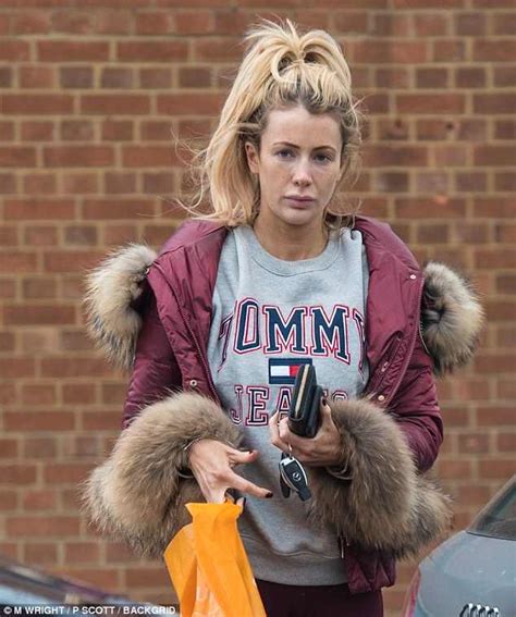 Love Islands Olivia Attwood Looks Downcast As She Goes Make Up Free Daily Mail Online