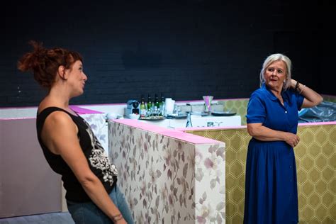 Two families (megan mullally, juliet stevenson, henry czerny) deal with loss, guilt and suspicion after a suicide pact leaves one teen dead and her boyfriend alive. Theater Pact - APENVERDRIET