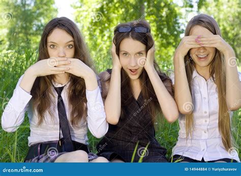 Três Meninas Bonitas Do Estudante No Parque Foto De Stock Imagem De