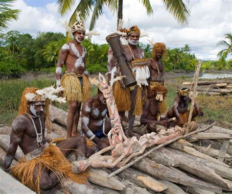 Mengenal Suku Asmat Papua Titisan Dewa Ahli Mengukir Dan Pakaian Dari Daun