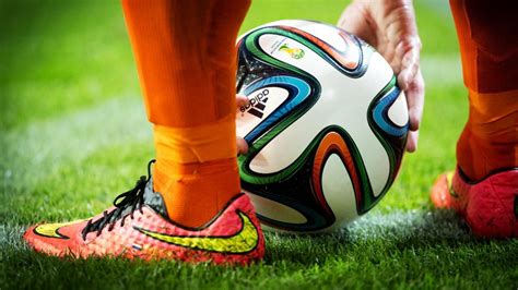 een voetbal is een zeer belangrijk voorwerp voor oliver en bendik want dit is hun hobby soccer