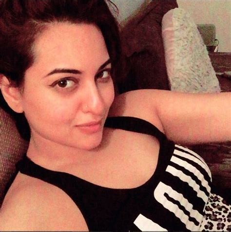 10 Bollywood Actresses Who Look Cute Without Makeup Bollyimage Download Bollywood Wallpapers