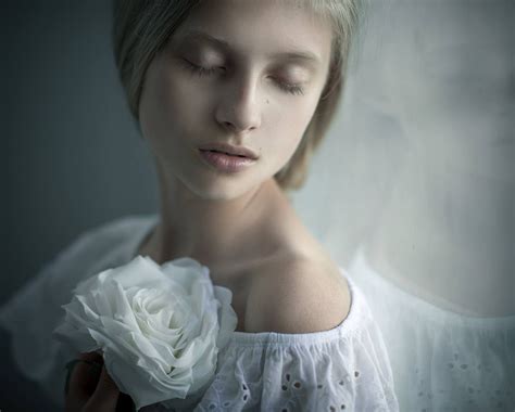 Фото Девушка с закрытыми глазами с белой розой в руке Фотограф