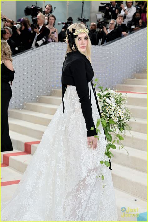 elle fanning wears a daisy crown in honor of karl lagerfled at the met gala 2023 photo 1375553