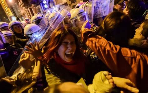 Turkish Police Use Tear Gas In Istanbul To Disperse Womens Day Crowd