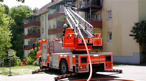 Feuerwehreinsatz in bad cannstatt wohnungsbrand fordert hohen sachschaden. Feuerwehreinsatz Drehleiter Wache 4 Feuerwehr Stuttgart 29.04.2018 - YouTube