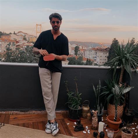 Fox tv ekranlarında yayınlanan bay yanlış dizisinde ozan dinçer kimdir gerçek adı ne. Serkay Tütüncü kimdir, kaç yaşında, nereli? Survivor'dan ...